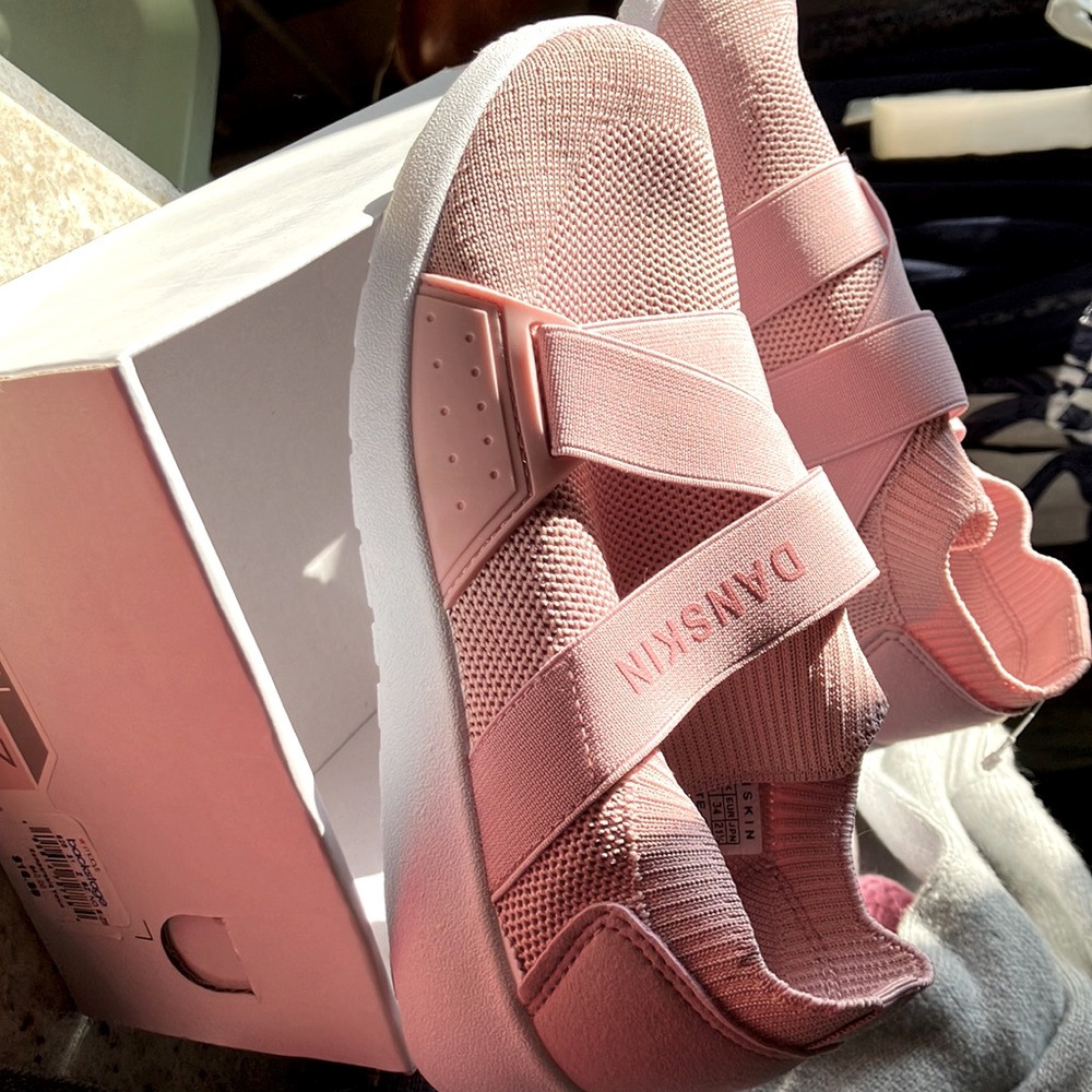 Danskin girls shoes NWT size 3 NEW IN BOX